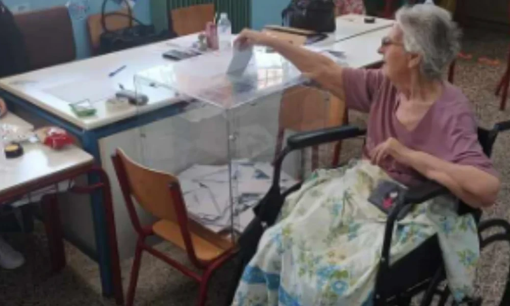 84χρονη στο Βόλο πήγε να ψηφίσει σε αναπηρικό καροτσάκι